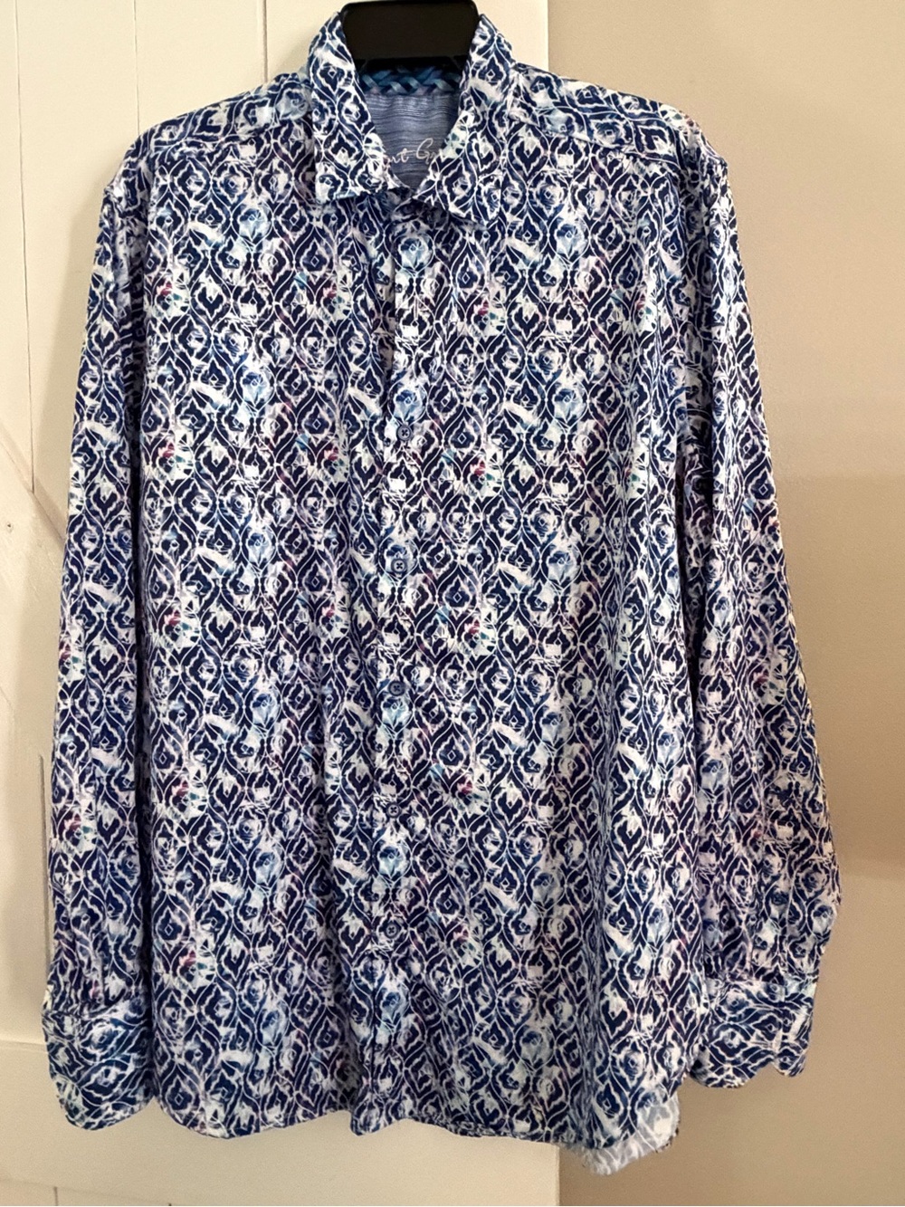 Robert Graham Blue and White Patterned Long-Sleeve Button-Up Shirt